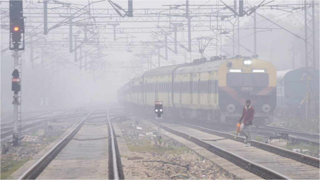 Train Running Status: These 26 trains running from Delhi got delayed due to dense fog - India TV Hindi