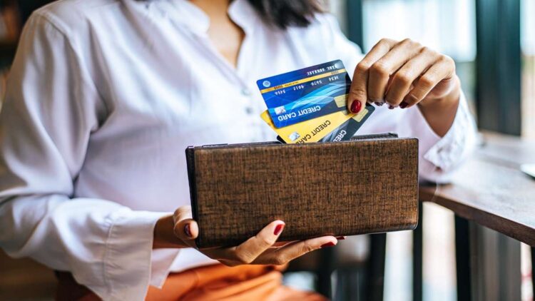 What percentage of credit card limit should be spent? - India TV Hindi