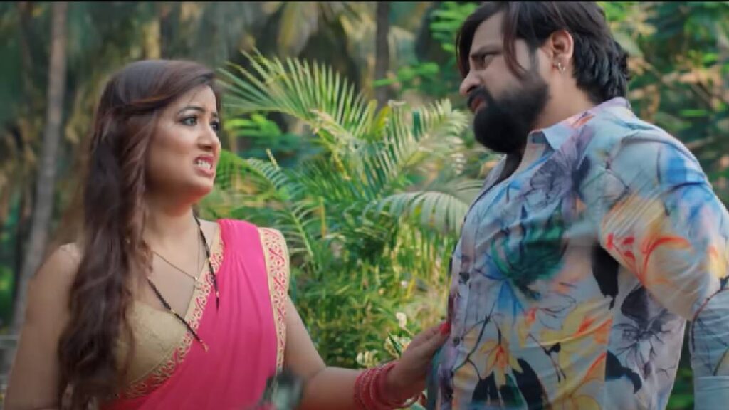 You will forget Amrapali Dubey's 'Maroon Color Sariya' after watching 'Sautniya Ke Sariya' - India TV Hindi