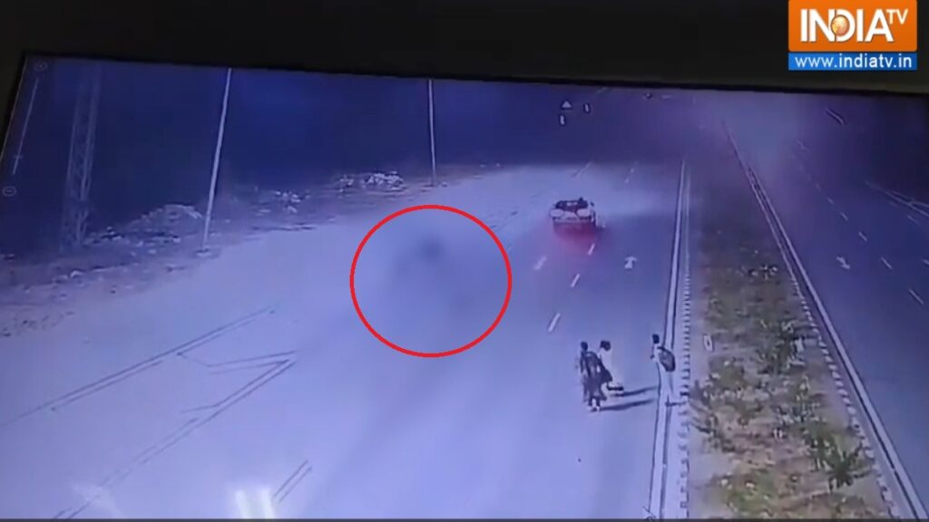 A high speed car hit the woman, several feet jumped into the air and fell away, death - India tv hindi