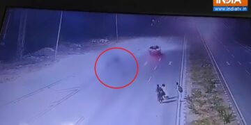 A high speed car hit the woman, several feet jumped into the air and fell away, death - India tv hindi