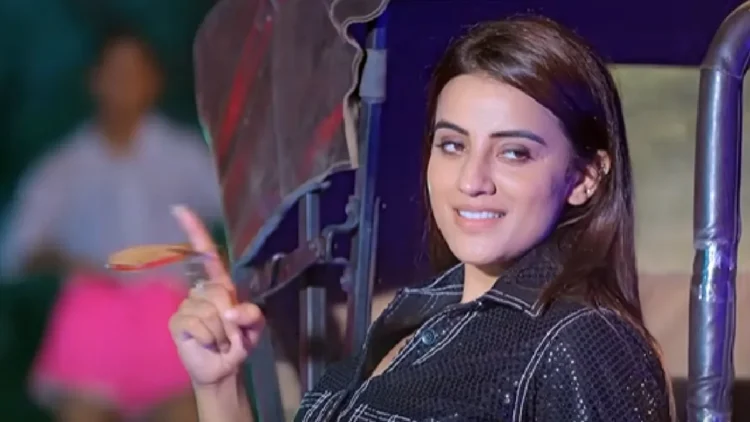 Akshara Singh came early to go home by lying to mother, video of actress is getting viral rapidly