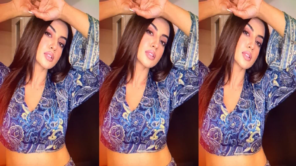 Akshara Singh flaunts her toned figure by showing cleavage in crop top