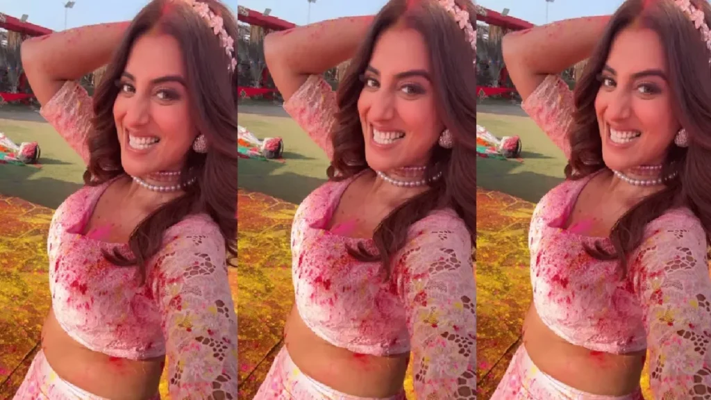 Akshara Singh's choli turned pink from Piya's Gulal, a funny dance by showing cleavage