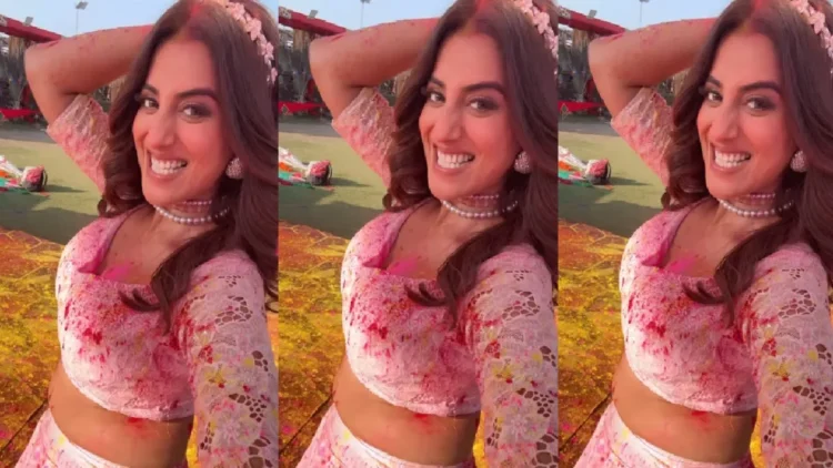 Akshara Singh's choli turned pink from Piya's Gulal, a funny dance by showing cleavage