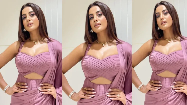 Akshara Singh's designer saree robs all the attention, actress scattered glamor