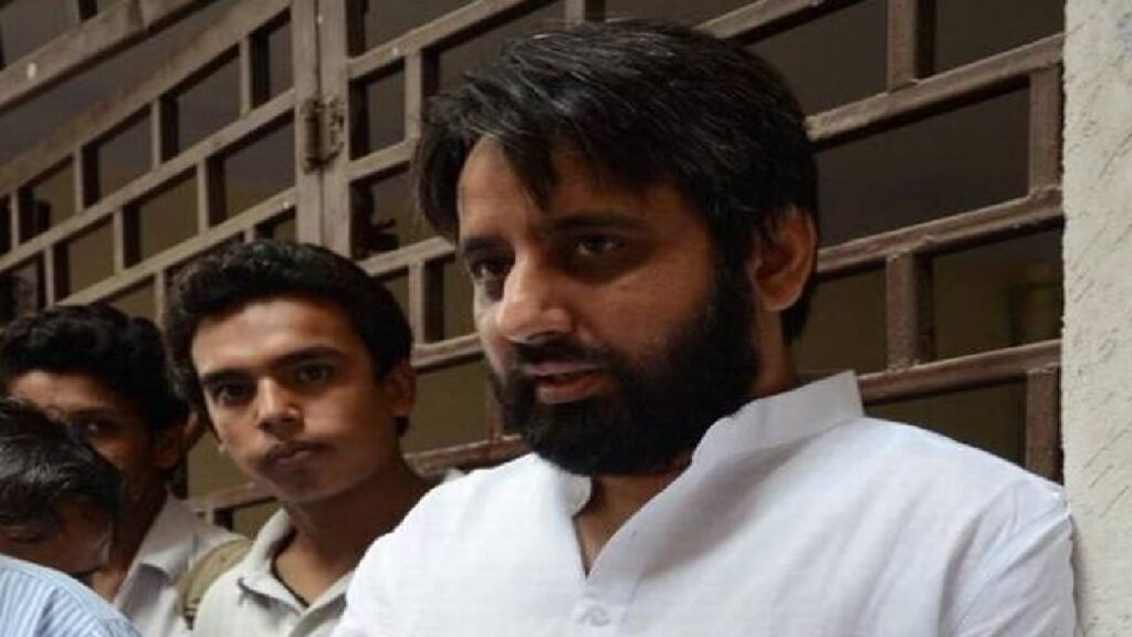 Amanatullah Khan Absconding: Aam Aadmi Party MLA Amanatullah Khan is still absconding, Delhi Police raided many places; Know which serious allegations are made, Aam Admi Party MLA from Okhla Amanatullah Khan Absconding Know Charges by Delhi Police