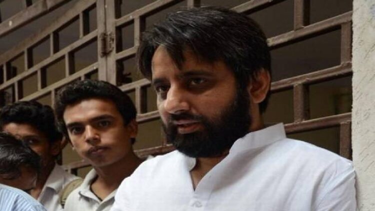 Amanatullah Khan Absconding: Aam Aadmi Party MLA Amanatullah Khan is still absconding, Delhi Police raided many places; Know which serious allegations are made, Aam Admi Party MLA from Okhla Amanatullah Khan Absconding Know Charges by Delhi Police