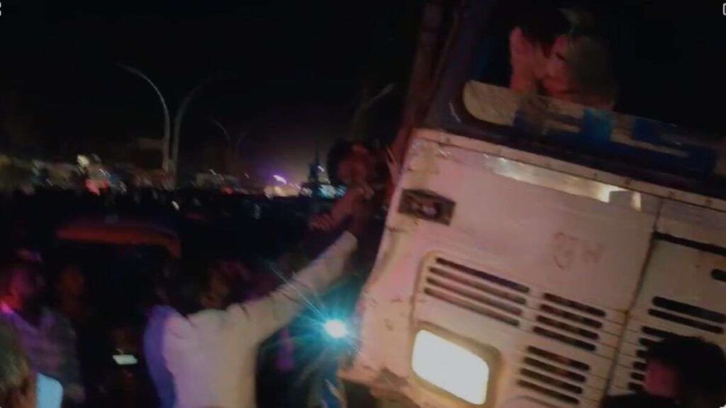 Container uncontrollable due to heart attack to driver in Karnataka, collision in many vehicles - India tv hindi