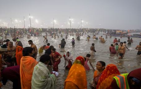 Could not stop themselves from coming ... Hindus who came from Pakistan to Mahakumbh took a holy dip in the confluence