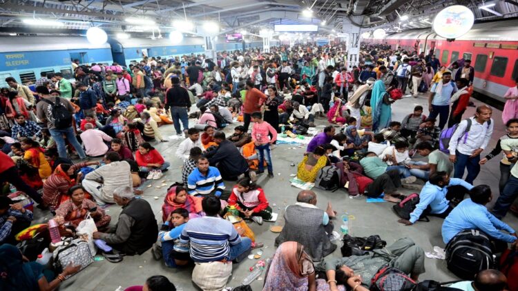 Crowd in Mahakumbh, Sangam railway station closed till 28 February, know the condition of traffic - India tv hindi