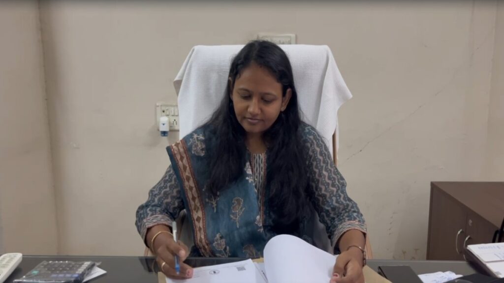 Deputy Collector Ankita Ojha arrested taking bribe, Gujarat ACB caught red handed - India tv hindi