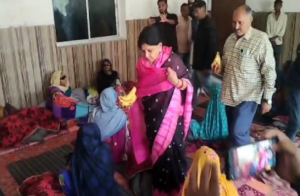 Distribution of fruit in huge free ophthalmology camp