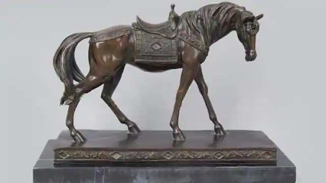 Do not forget to keep a horse statue even in this direction of the house, the family's progress will stop