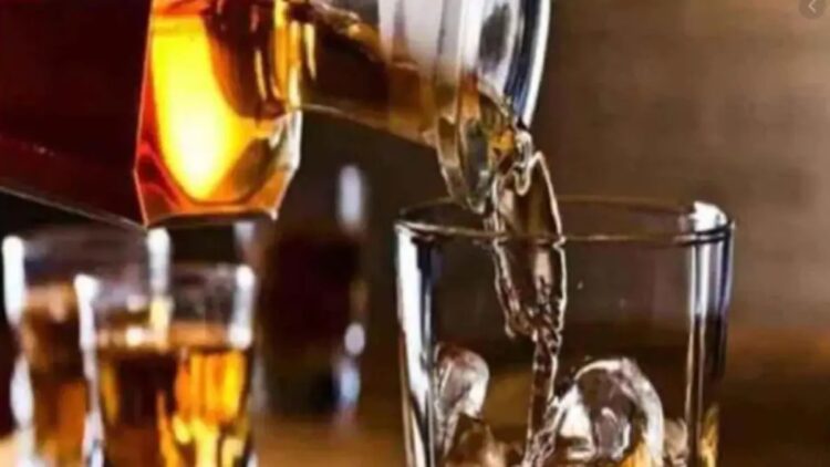 Drinking indigenous liquor in Gujarat kills 3, the number of deaths may increase - India tv hindi