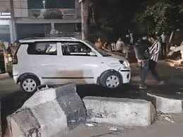 Driver assaulted for overtakeing VIP vehicle, see the beating in the video attacked with weapons