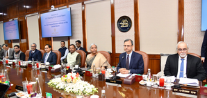 राजकोषीय और मौद्रिक नीतियां आर्थिक वृद्धि को बढ़ावा देने के लिए मिलकर कर रही हैं काम: वित्त मंत्री