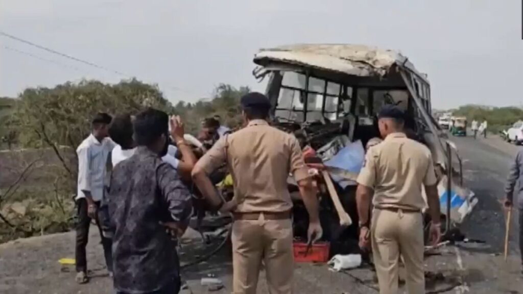 Gujarat: Severe collision in bus and truck, five people killed, 23 injured - India tv hindi