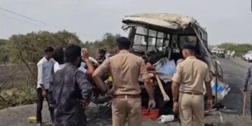 Gujarat: Severe collision in bus and truck, five people killed, 23 injured - India tv hindi