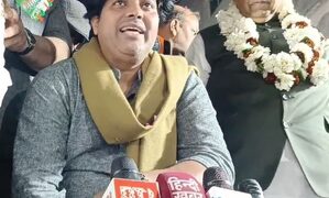 Imran Pratapgarhi's 'AAP' taunted on the government, said- 'Kejriwal should see his face with a full water'