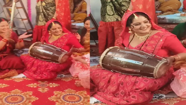 In Ladies music, Anjana Singh shared color, dholak with pallu on head, watch video