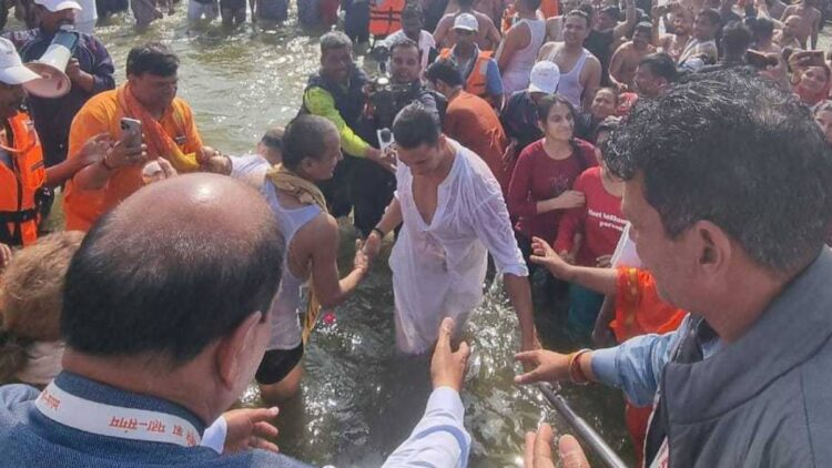 In Mahakumbh, Akshay Kumar takes a dip of faith, did something like this among the huge crowd - India tv hindi