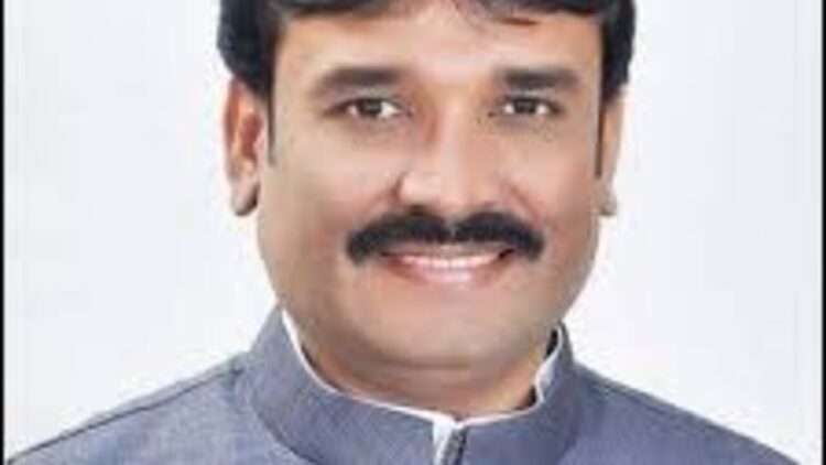 Indian Politician GC Chandrashekhar Biography in Hindi | GC Chandrashekhar Political Career in Hindi | Bharat Ke Famous Neta Gc Chandrashekhar Wikipedia in Hindi | News Track Hindi News | Latest Update Hindi Samachar | Politician GC Chandrashekhar Biography: A dedicated, public and development-oriented leader is recognized as Gangur Cheluwegowda Chandrashekhar | News Track in Hindi