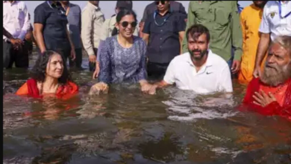 Isha Ambani took a dip in Mahakumbh, greet her mother Ganga with her husband - India tv hindi