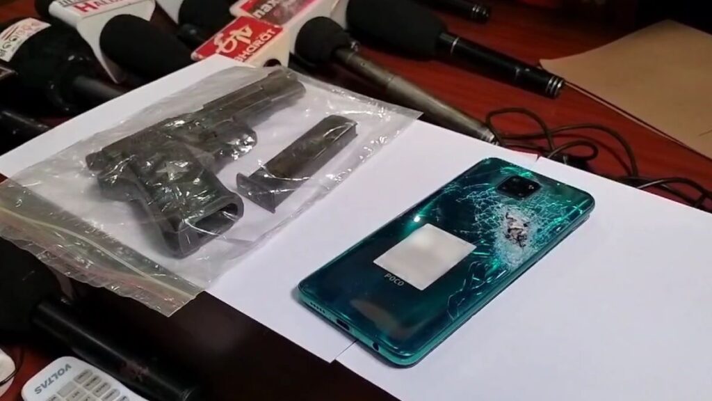 Mobile phone saved life, miscreants firing on the person, but did not even scratch - India tv hindi