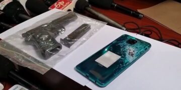 Mobile phone saved life, miscreants firing on the person, but did not even scratch - India tv hindi