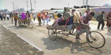 Mother was suffering from hunger, man locked in the house and went to Mahakumbh with his wife and children - India tv hindi