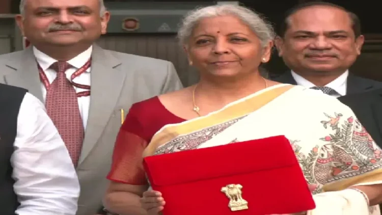NIRMALA Sitharaman Saree: Finance Minister Nirmala Sitharaman honored the famous Madhubani artist Dulari Devi on the day of the budget ay