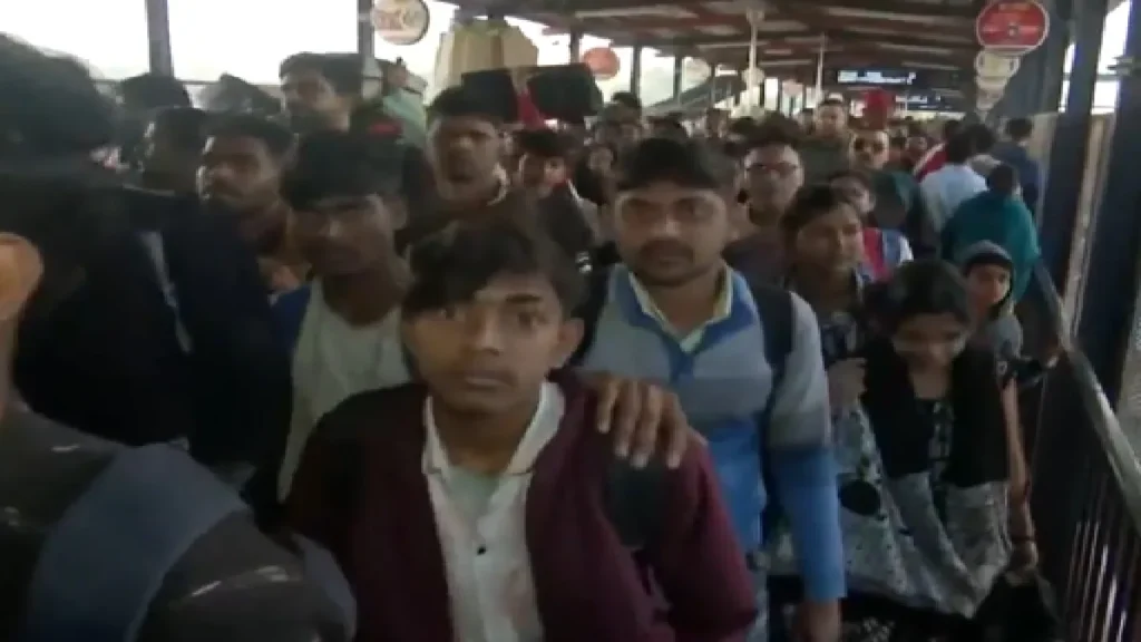 New Delhi Railway Station Stampede: Due to this, people confused and a stampede at New Delhi railway station!