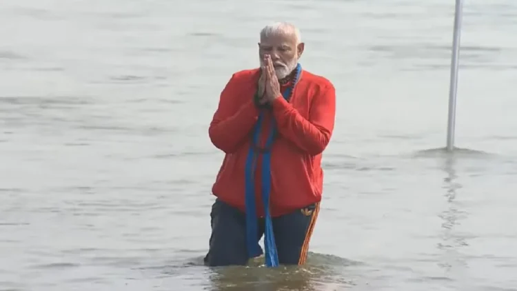 PM Modi takes holy bath in Maha Kumbh: PM Modi reached Prayagraj Mahakumbh and took a bath in the holy confluence, see video, see video of PM modi as he takes holy bath in prayagraj maha kumbh