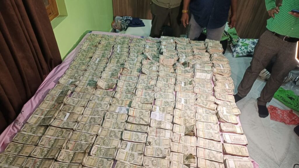 'Pahar' of notes found in the deputy director of the catchment project in Odisha - India tv hindi