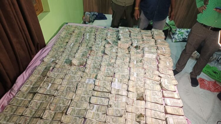 'Pahar' of notes found in the deputy director of the catchment project in Odisha - India tv hindi