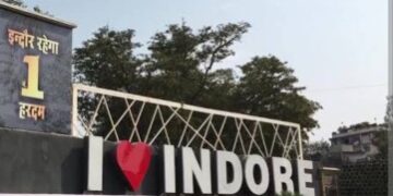 Panty Indore! Yoga done in cleaned drain, Mayor of two cities joins