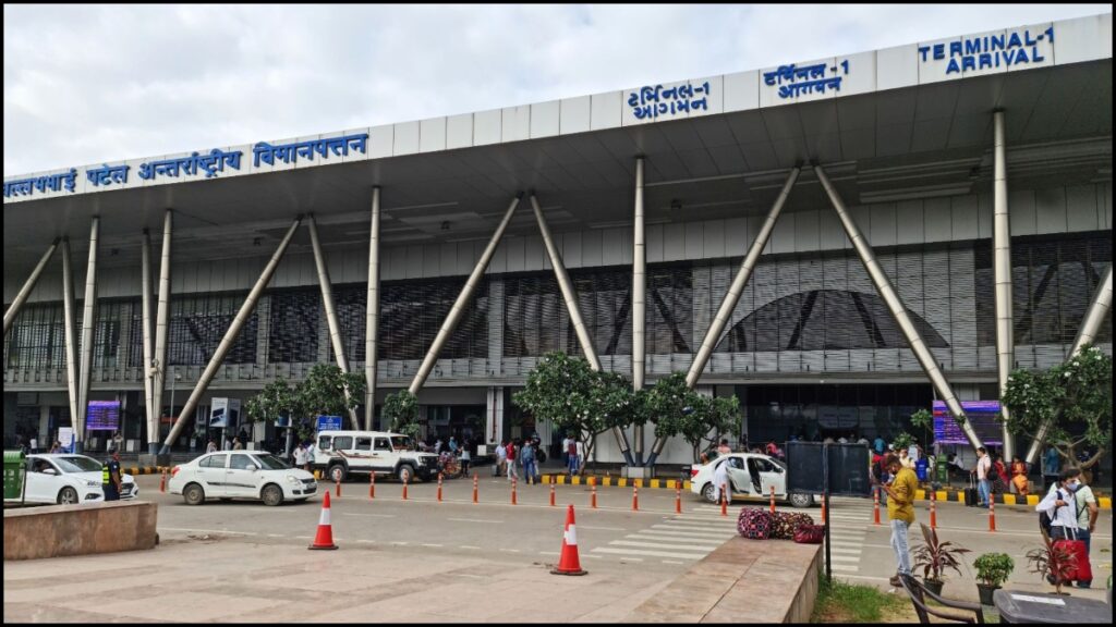 Plane blew from Saudi Arabia directly reached Ahmedabad, letter of bomb threats found under seat - India tv hindi