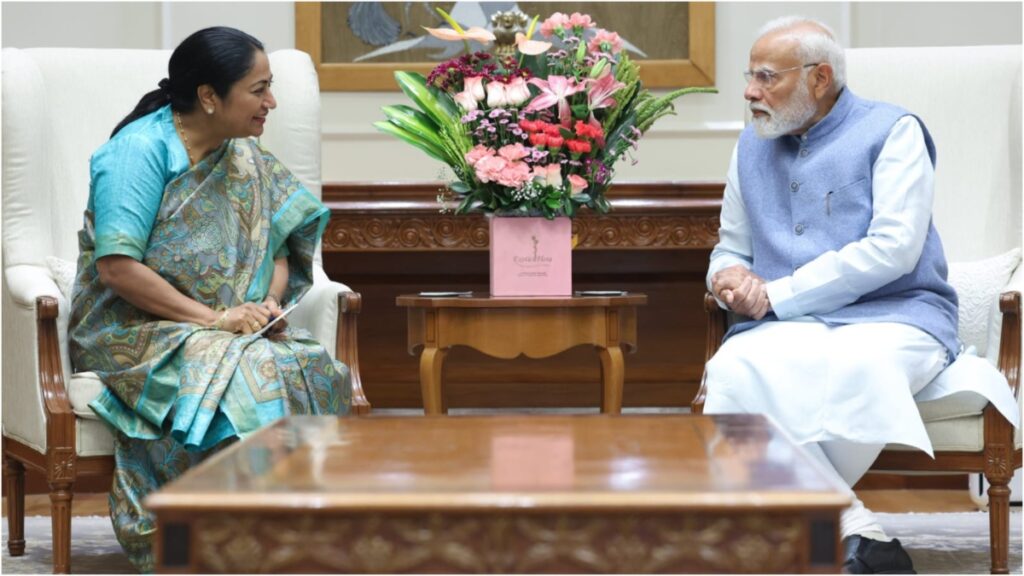 Rekha Gupta met PM Modi, said - is committed to changing Delhi - India tv hindi