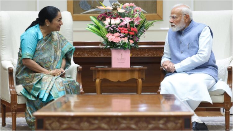 Rekha Gupta met PM Modi, said - is committed to changing Delhi - India tv hindi