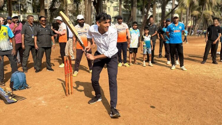 Rishi Sunak played cricket in Mumbai, this funny thing while sharing the picture - India tv hindi
