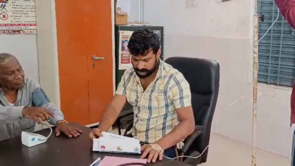 Saline in one hand of the doctor, treating patients with the other; This video will win heart - India tv hindi