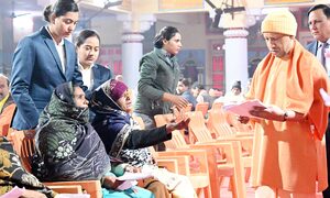 हर पीड़ित के साथ संवेदनशील रवैया अपनाया जाए : मुख्यमंत्री योगी