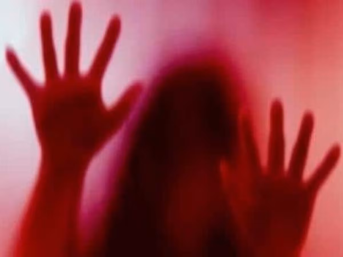 Shopkeeper raped the girl who came to take groceries, raped her hands and feet to escape, police case registered