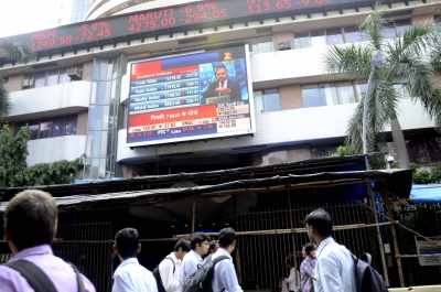 शेयर बाजार में गिरावट गहराई, सेंसेक्स 1,000 अंक से ज्यादा लुढ़का