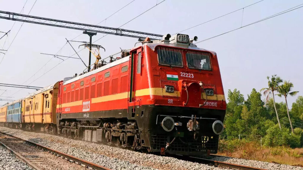 ट्रेन में लग जाए आग या सामान हो जाए चोरी, तो बिल्कुल भी ना घबराएं, जानिए क्या लिखा नियम में
