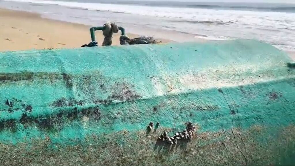 The mysterious piece of iron flowed on the beach, it is written - 'AMS 6', see video - India tv hindi