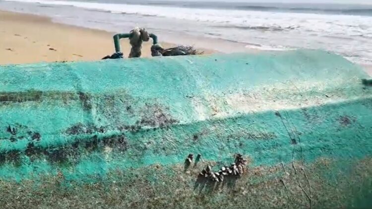 The mysterious piece of iron flowed on the beach, it is written - 'AMS 6', see video - India tv hindi
