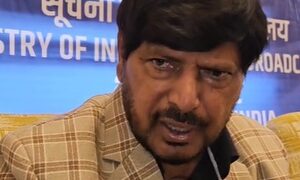 महाकुंभ में राहुल गांधी, उद्धव ठाकरे के नहीं जाने पर आठवले का सवाल,