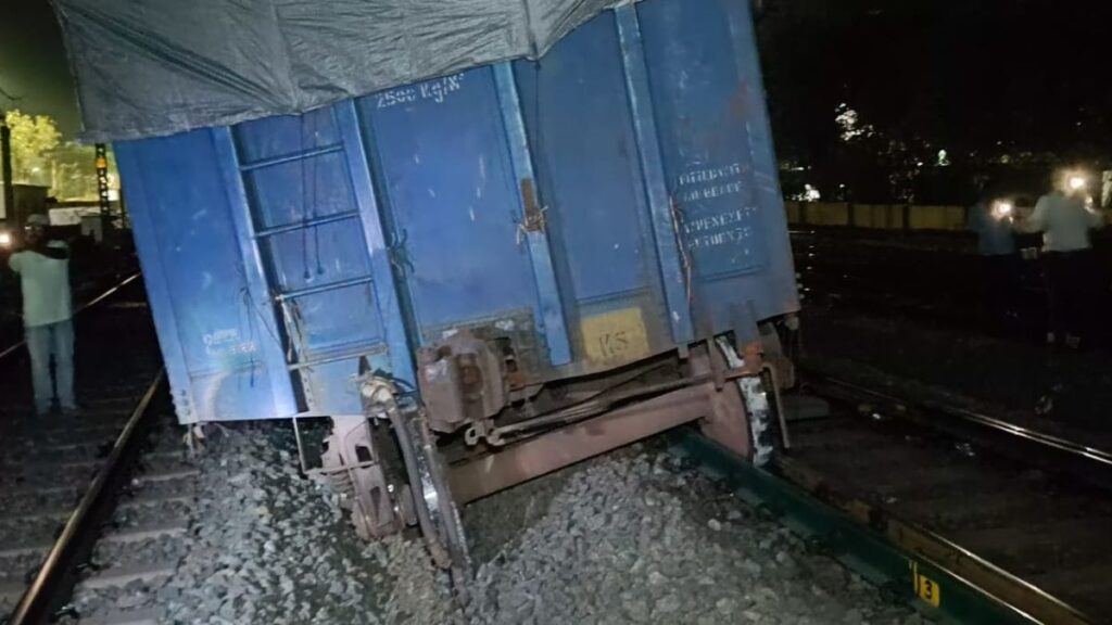 Three coaches of goods train derailed on Titlagarh -Raipur route in Odisha - India tv hindi